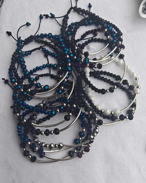 bratari pe snur din argint si cristale de dama.