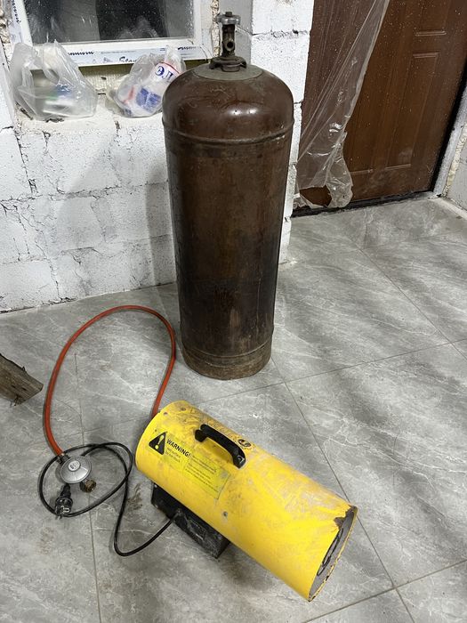 Газ баллон вместе с пушкой