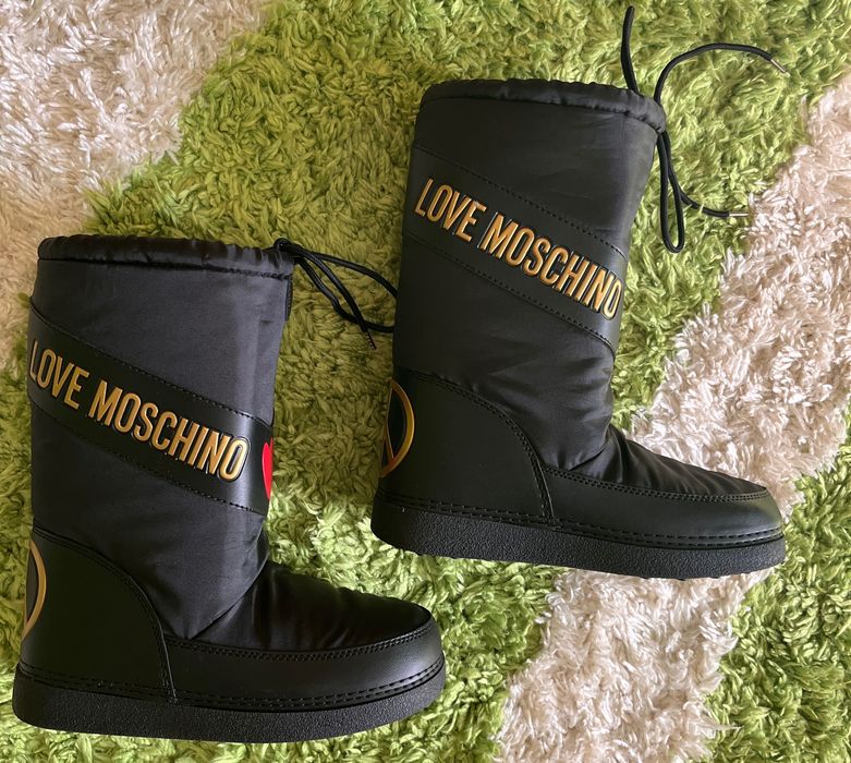 Vând cizme noi Moschino