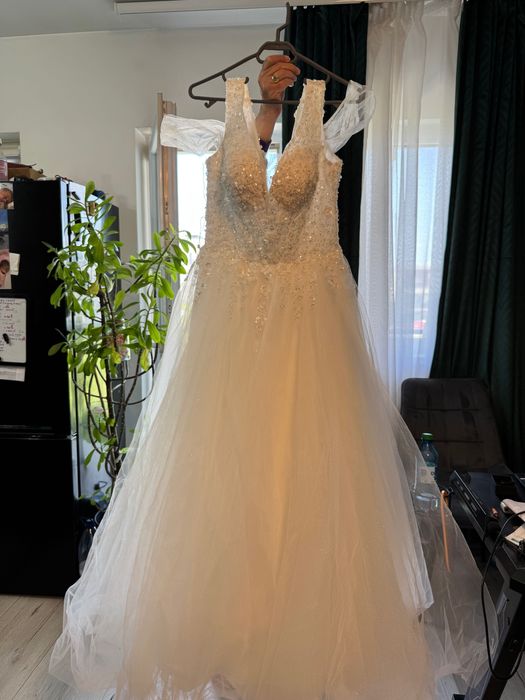 Rochie de mireasă în stare impecabila + crinolina 1 cerc