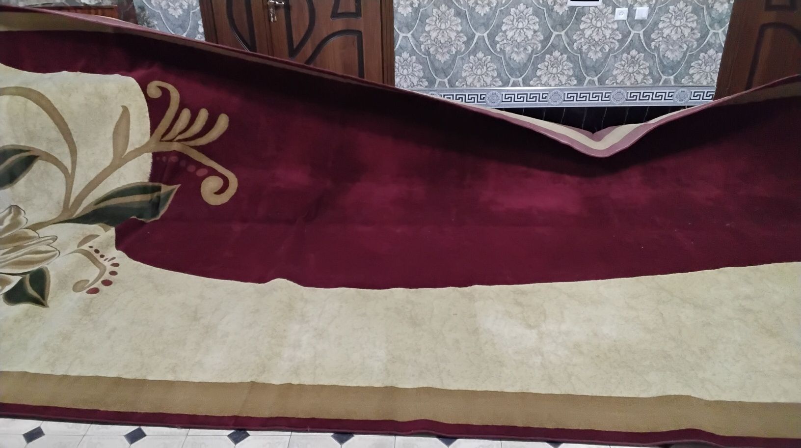 Qizil va malochniy rangli qalin gilamimiz sotiladi