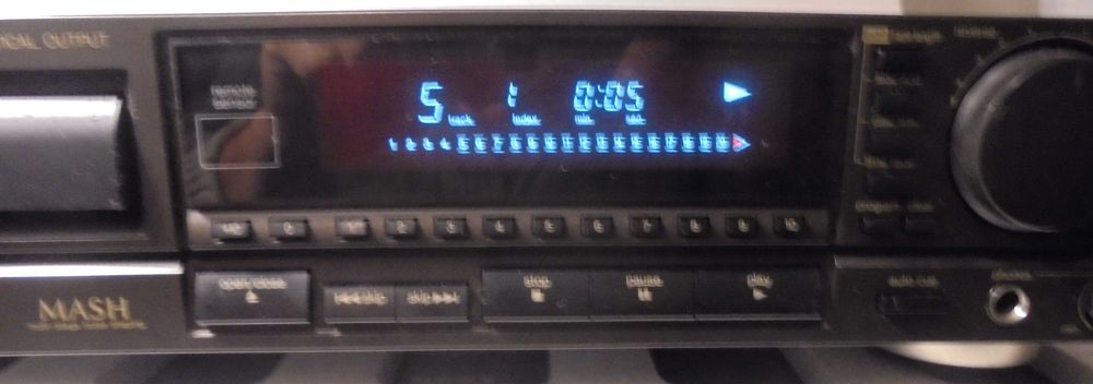 Vand  un CD player Technics SL-P477A