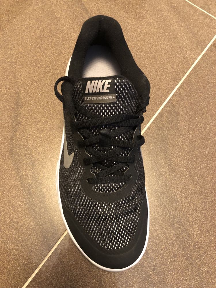 Adidasi Nike