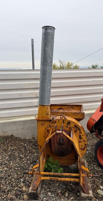 Moară de ciocanele la tractor