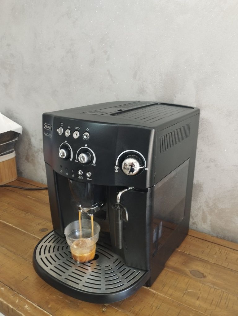 Aparat de cafea DeLonghi Magnifica ESAM 4000B