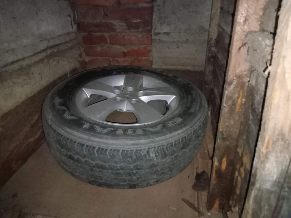 Продам диски с шинами,резина цена договорная