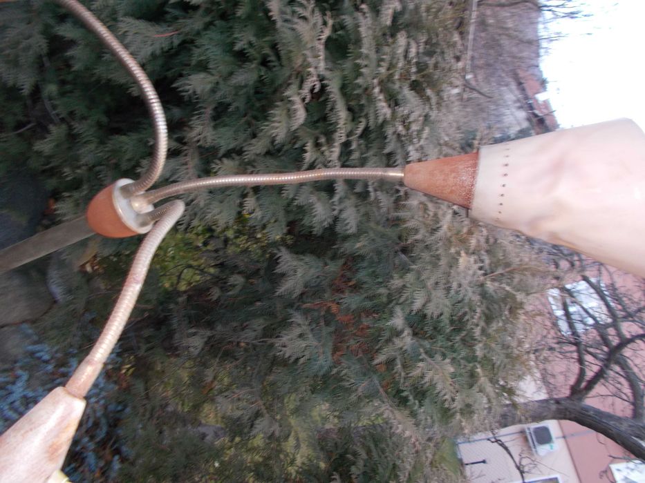 Стар лампион с чупещи се рамена