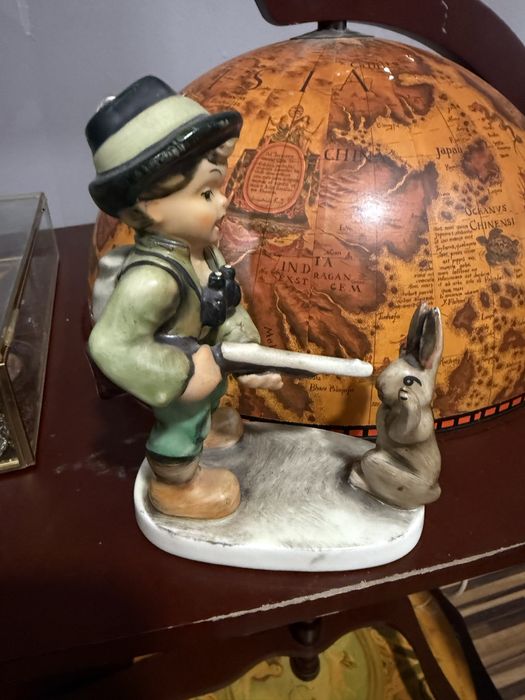 стара немска порцеланова фигурка ловец