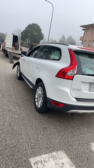 Volvo XC60 – 2010 – 2.4 D5 – Avarie față – Radiată Italia