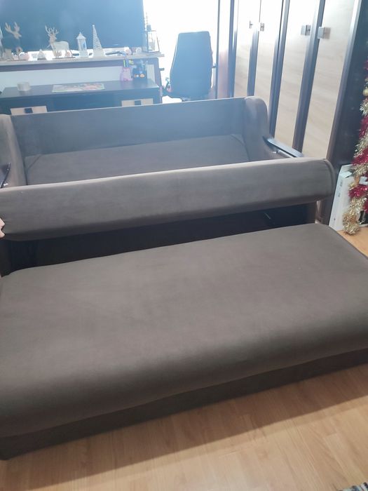 Vând canapea extensibila 3 locuri pe structura metalica