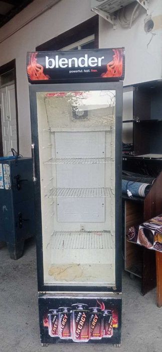 Стоячий холодильник в рабочем состоянии