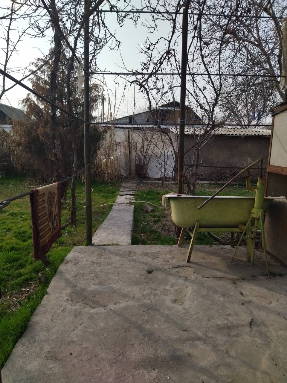 Куй- чирчикский р-н дочный поселок Махкам боги. 5 соток. Вода, свет ес