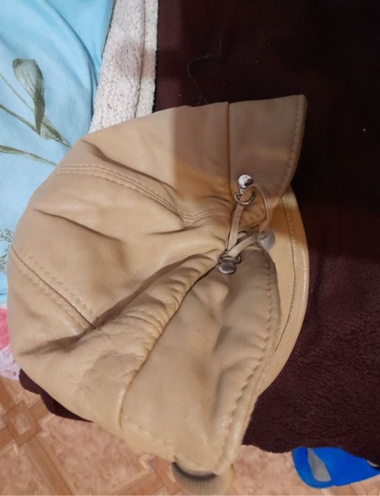 Отдам в дар кожаную шапку