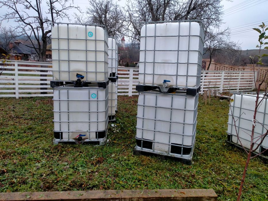 Vând bazine de 1000 l