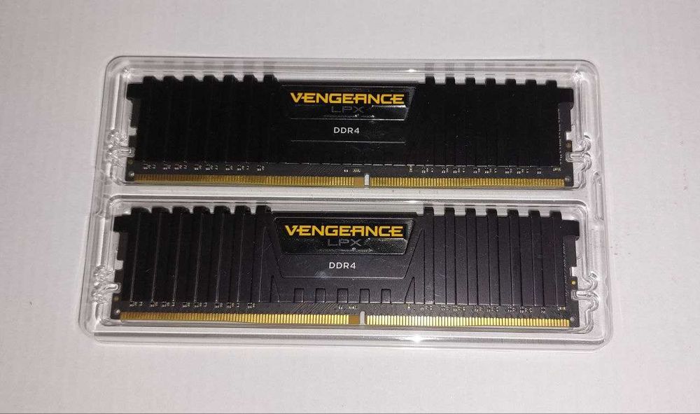 Vând 2 kit-uri de memorie RAM Corsair Vengeance LPX Black 16GB, DDR4