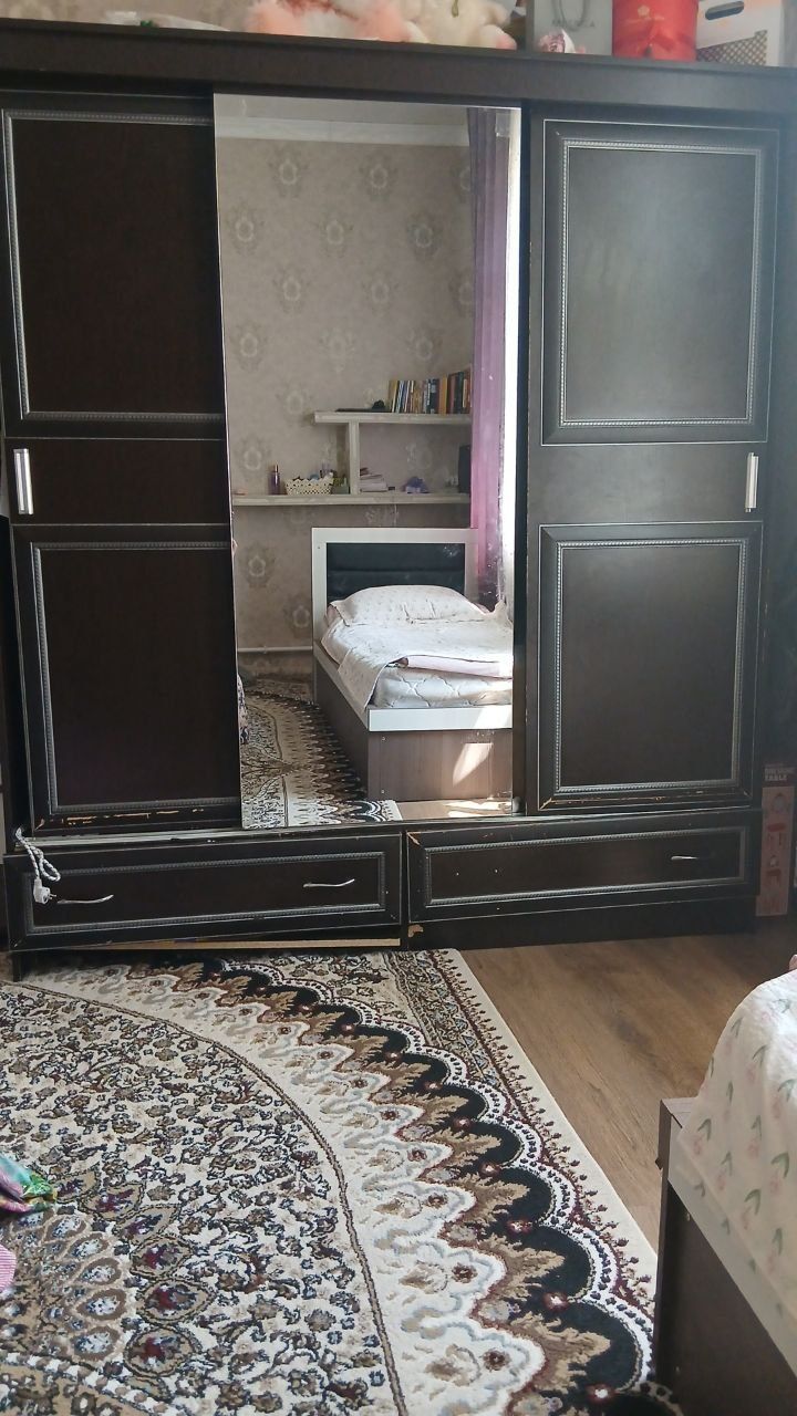 Zudlik bilan shkaf sotiladi