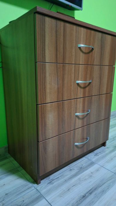 Продавам скрин в кафявата гама.