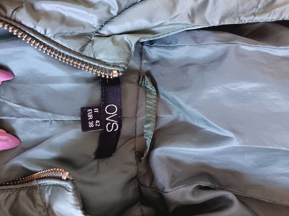 Geacă verde kaki închis matlasată cu glugă, mărime 38, stare bună