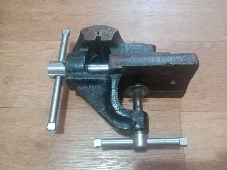 Продам тиски настольные СССР.