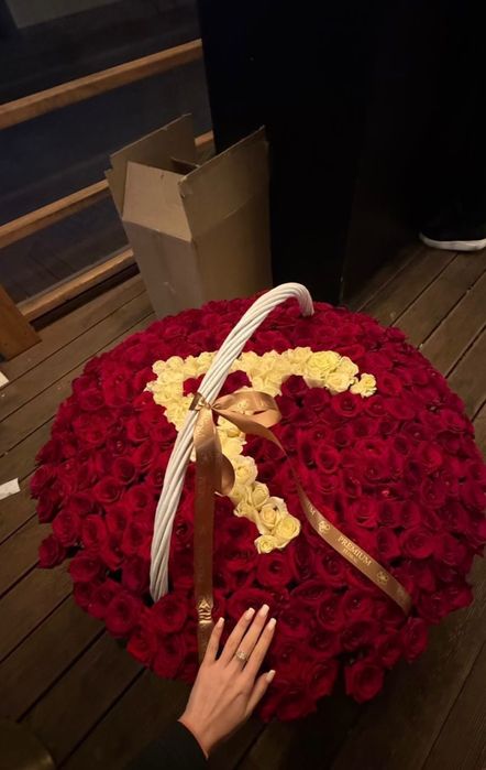 Продам свежие цветы 301 шт.Розы