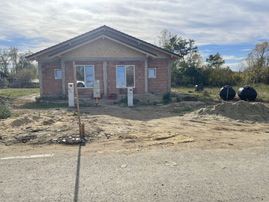 Vand 1/2 duplex, 3 dormitoare, 2 bai, mosnita noua, 100000 euro