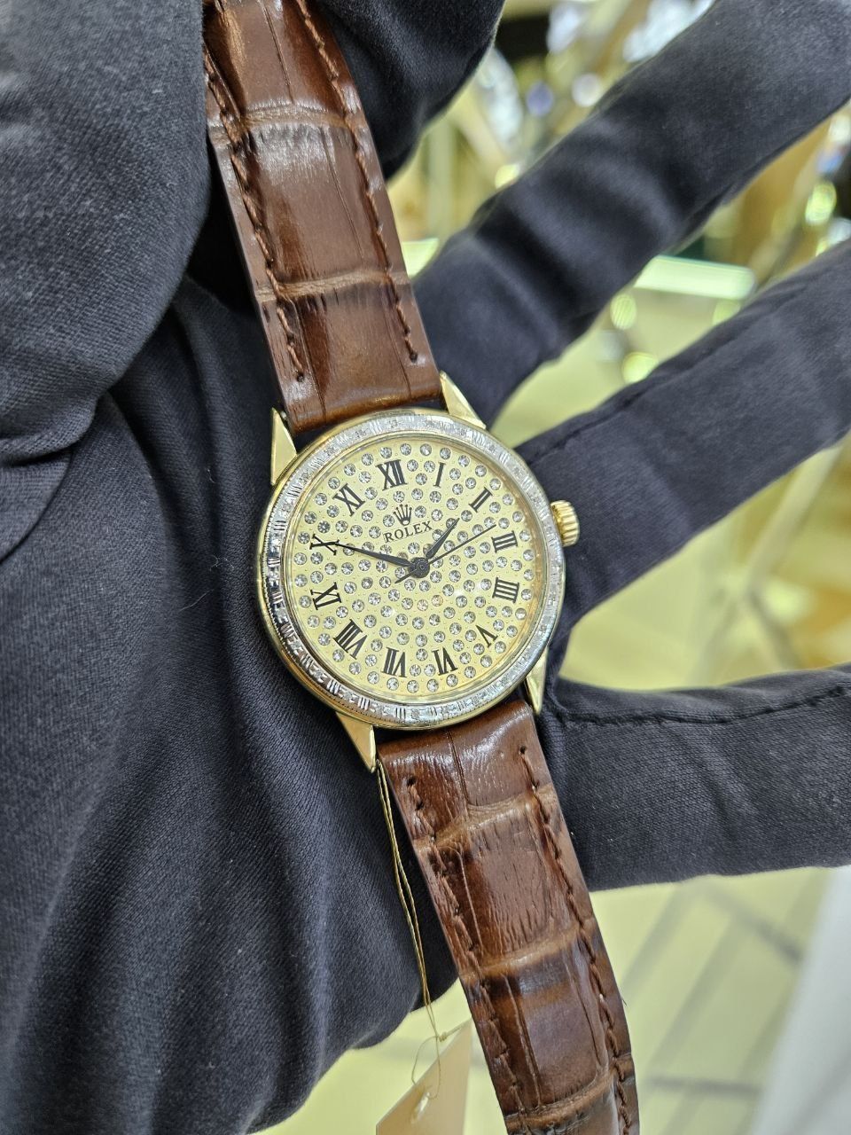 Продам золотые часы 585 пробы с бриллмантами.