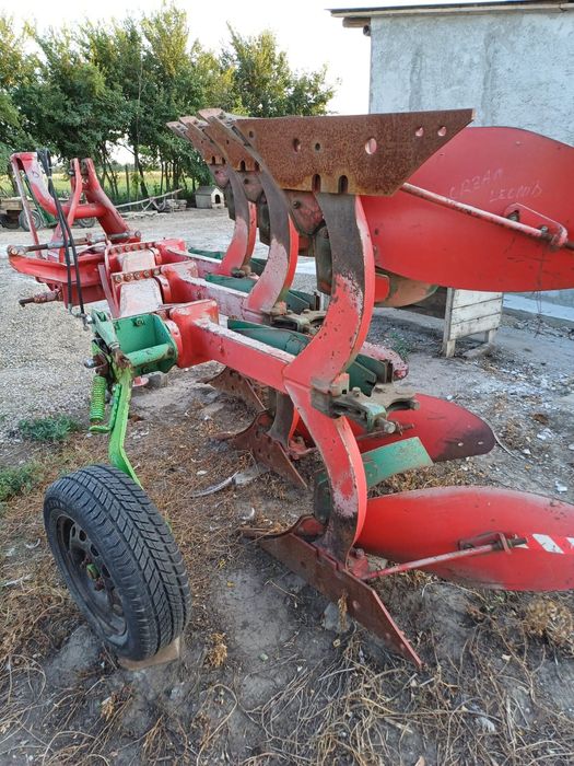 Vânnd diverse utilaje agricole.