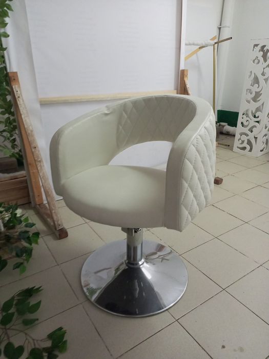 Продам кресло парикмахерское