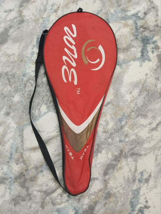 Теннисная ракетка