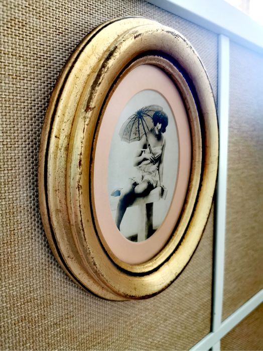 Еротична  картина графика на жена с чадър в златна рамка  чернобяла