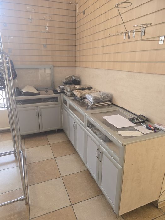 Витрина угловая ламинат