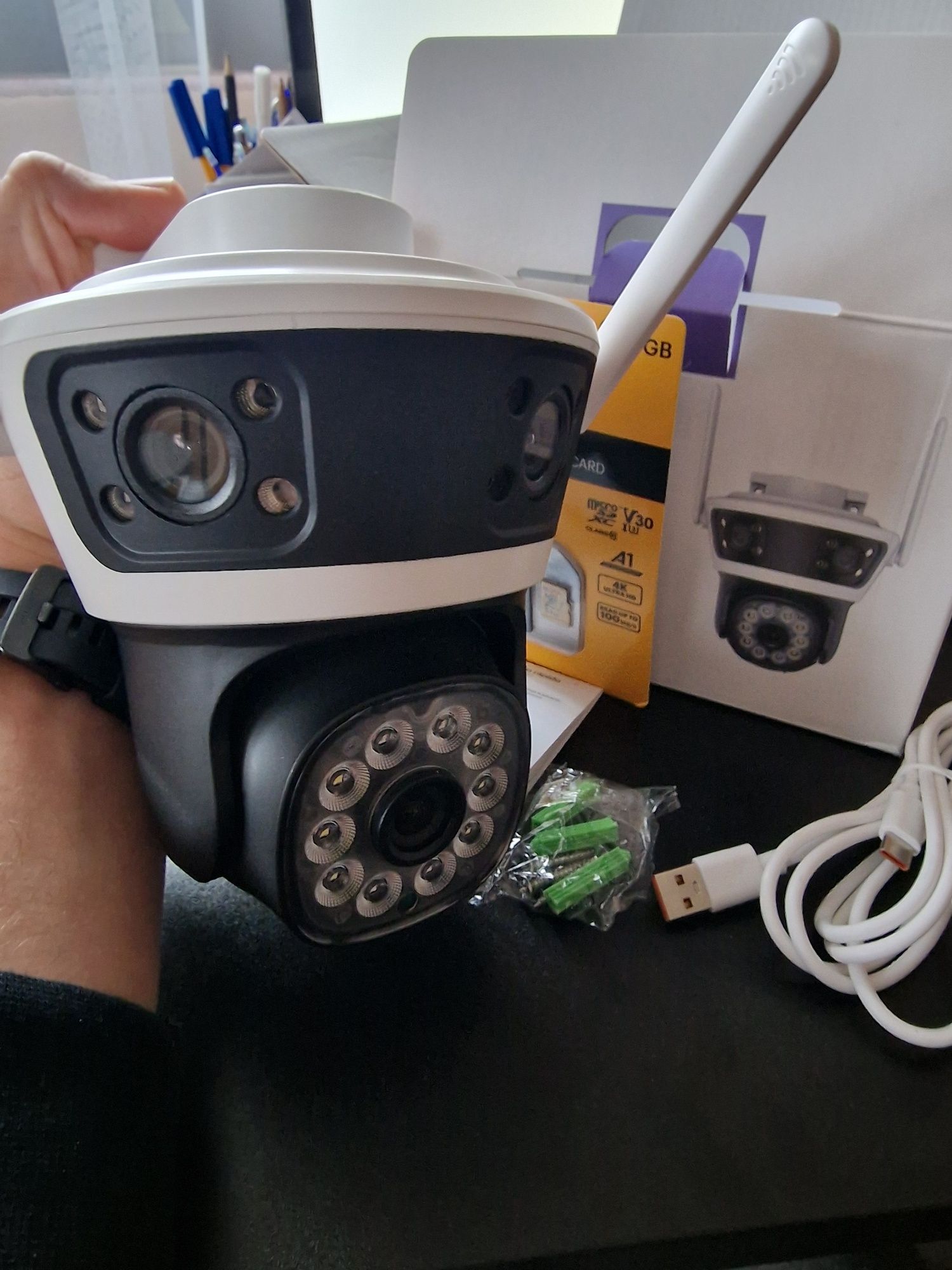 Vand camera cu trei lentile de supraveghere 360°.
