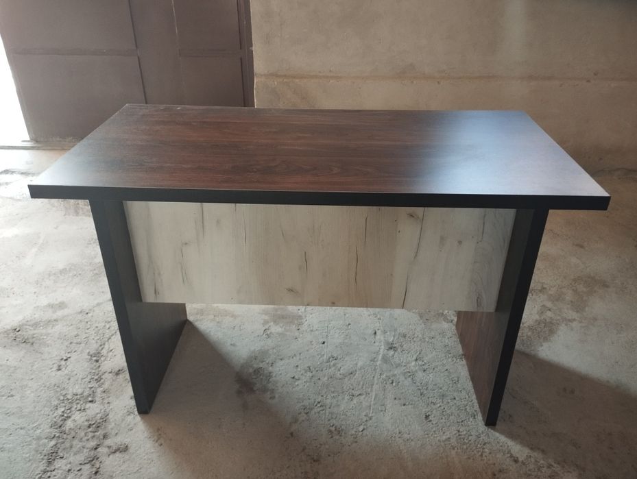 Стол кабинетный. Можно использовать как парту для двух учеников.