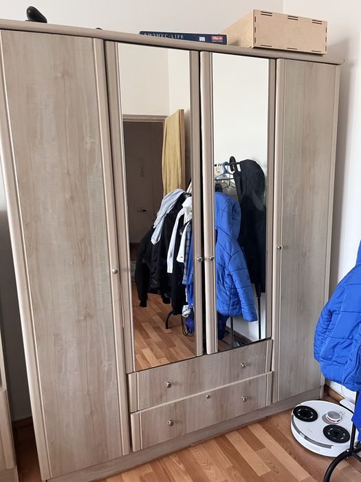 Шкаф бежевый в спальню