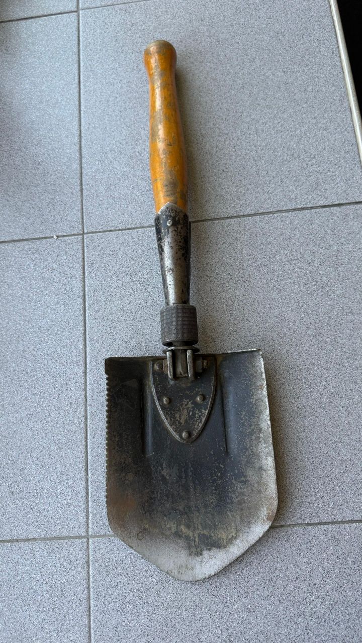 Lopata militara rabatabila cu husa de piele