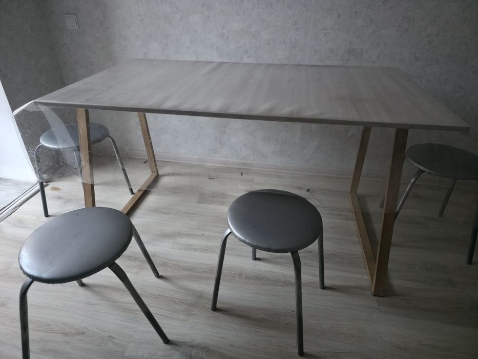 Кухонный стол в хорошем состоянии