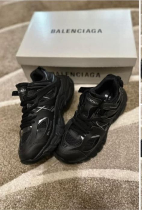 Маратонки Balenciaga.