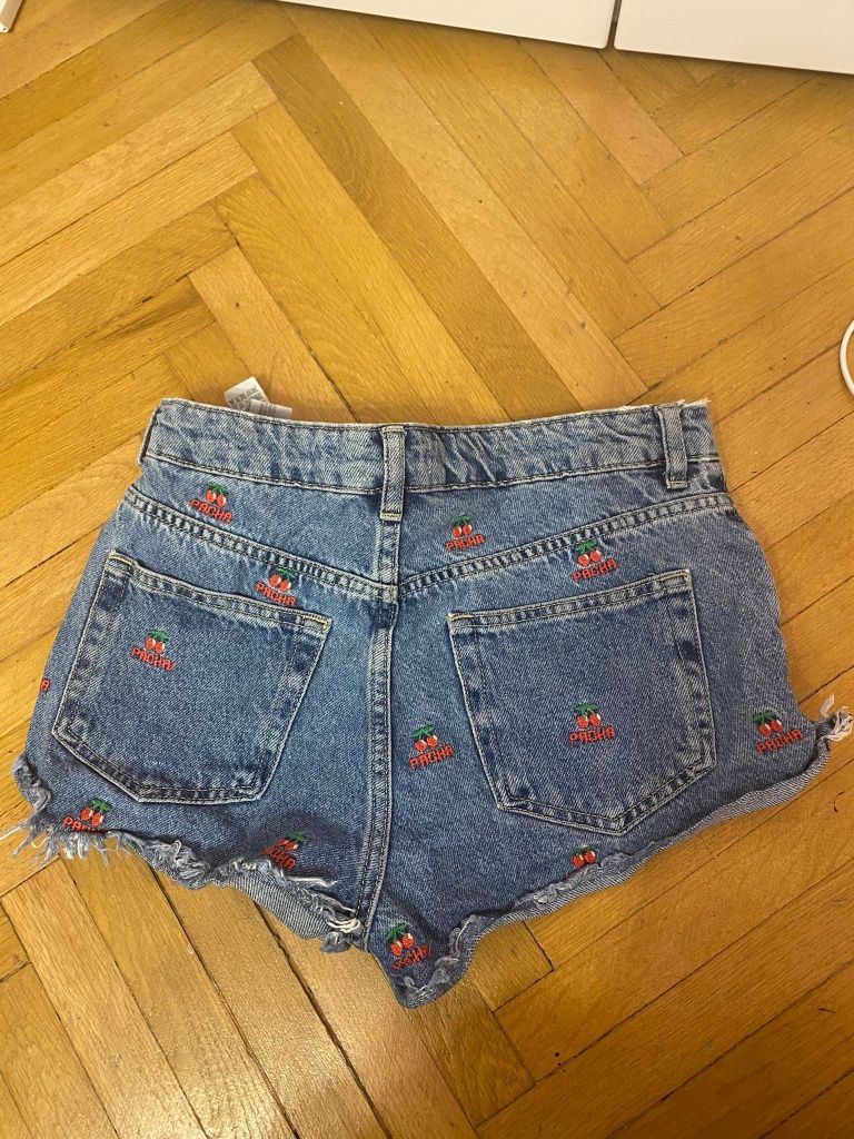 Pantaloni scurți de blugi Stradivarius