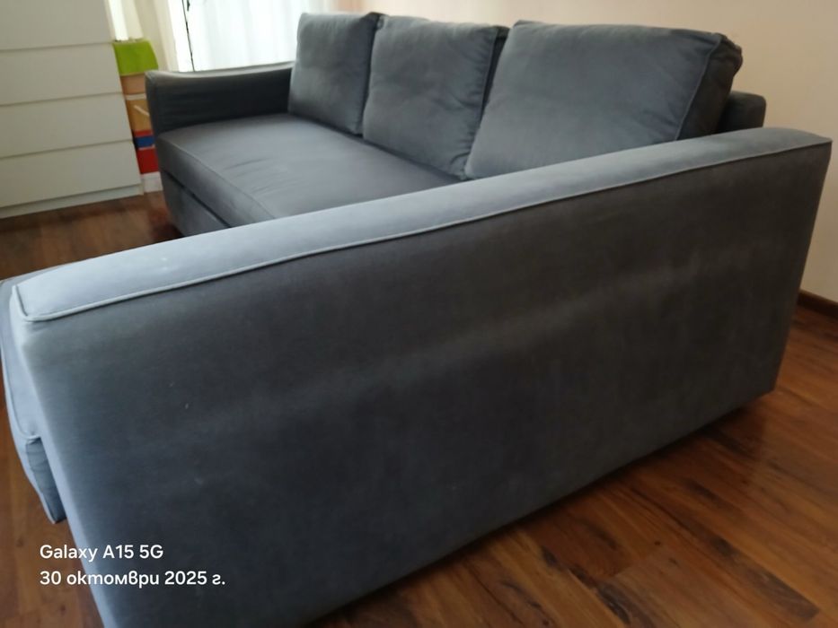 Ъглов диван с лежанка плюс опция за сън и място за съхранение