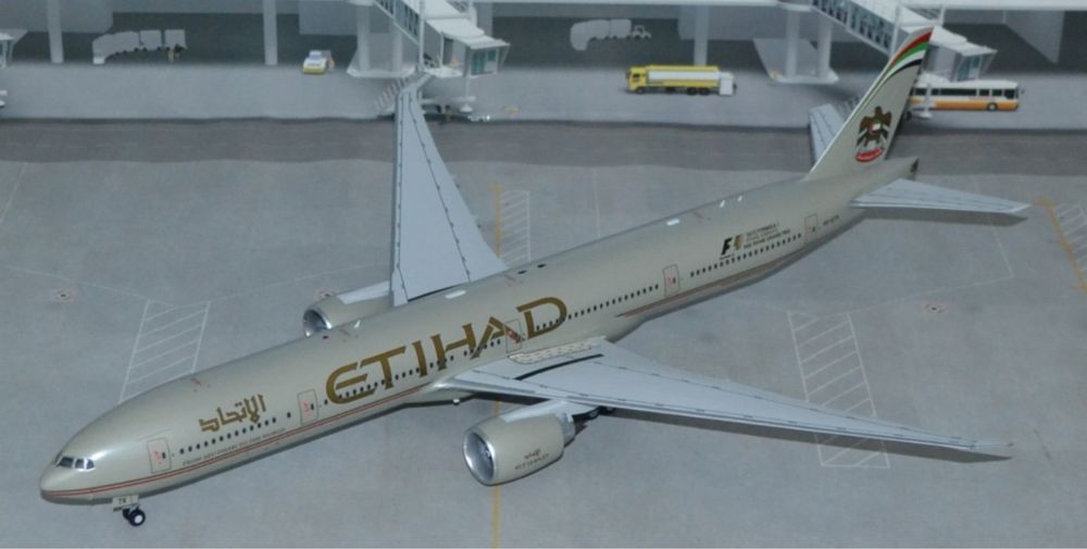 Продам модель самолета боинг 777-300