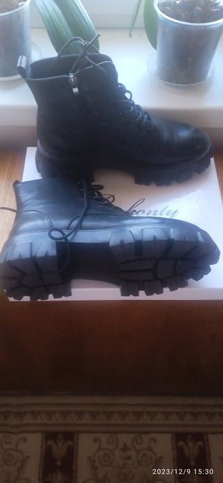 Продам ботинки кожаные на тракторной подошве не скользкие, удобные и