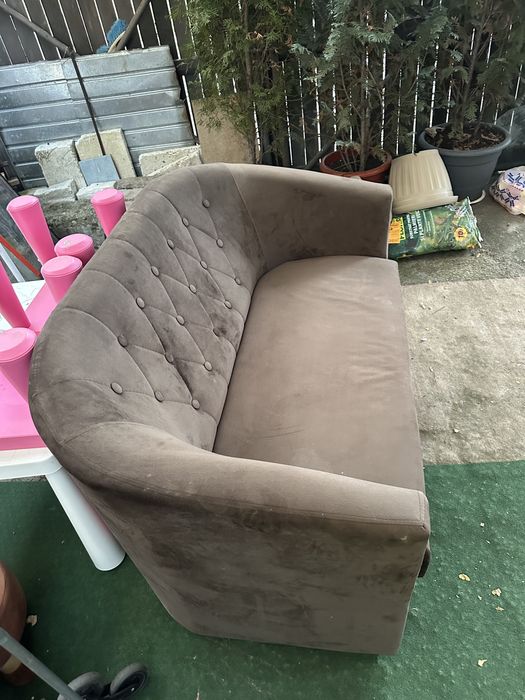 Canapea din catifea maro