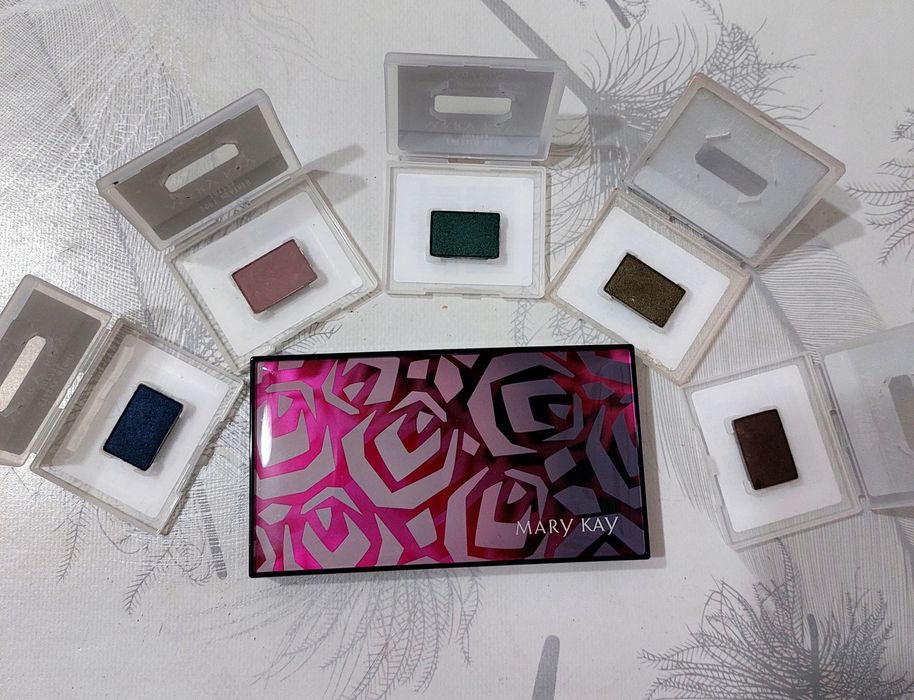 Продам футляр,косметичку и тени фирмы "MARY KAY "