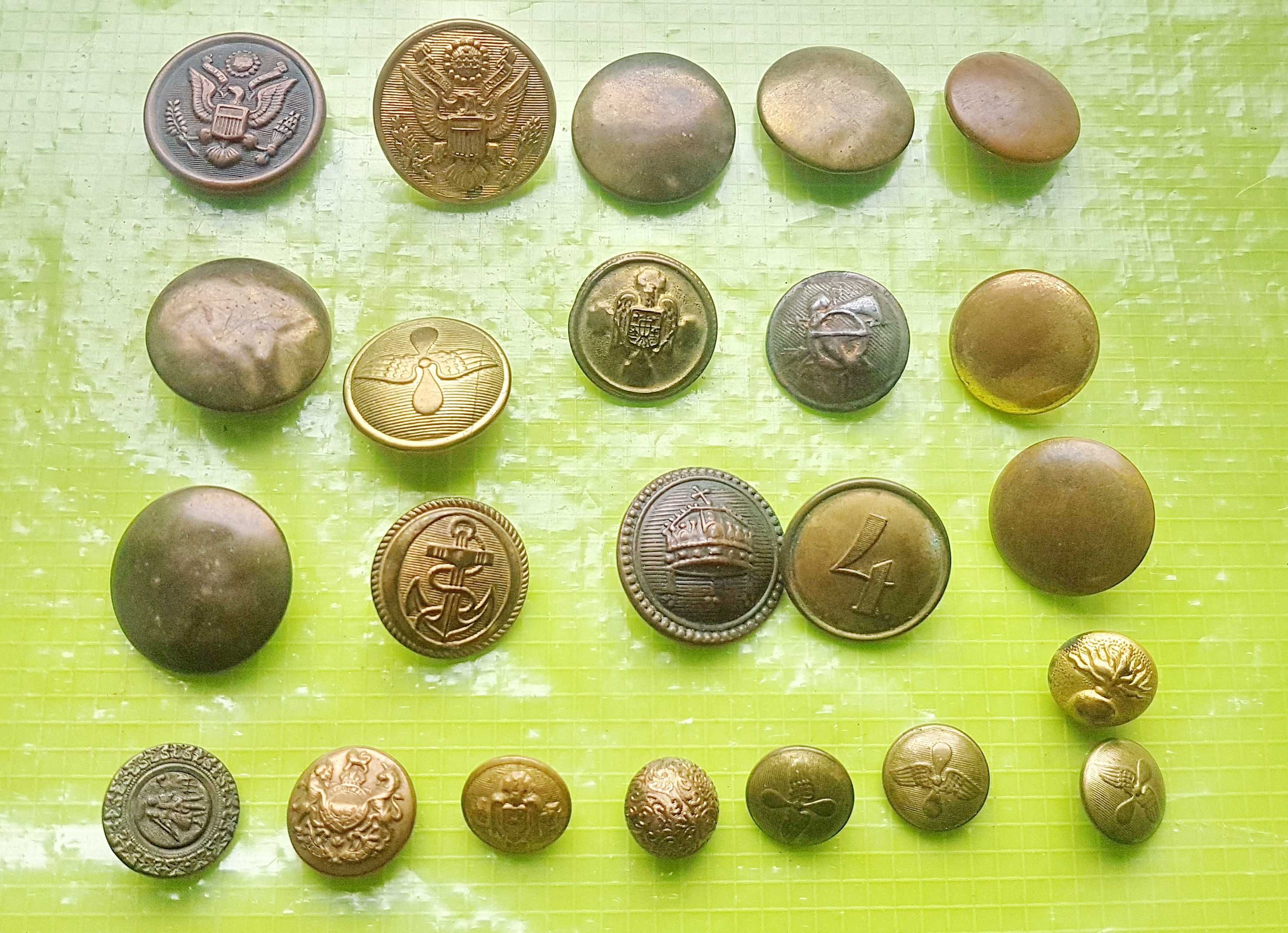 F822-Lot 23 nasturi militari inainte razboi alama diverse state/ arme.
