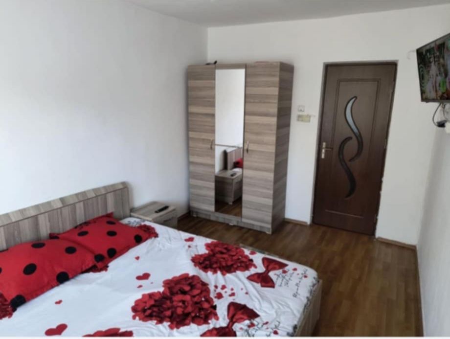 Închiriez apartament etajul 1