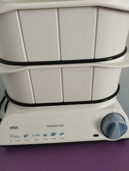 Пароварка фирма Браун, белого цвета,две чашки между ними черная