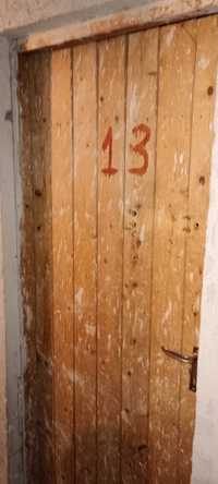 Продавам дървена врата за мазе с каса