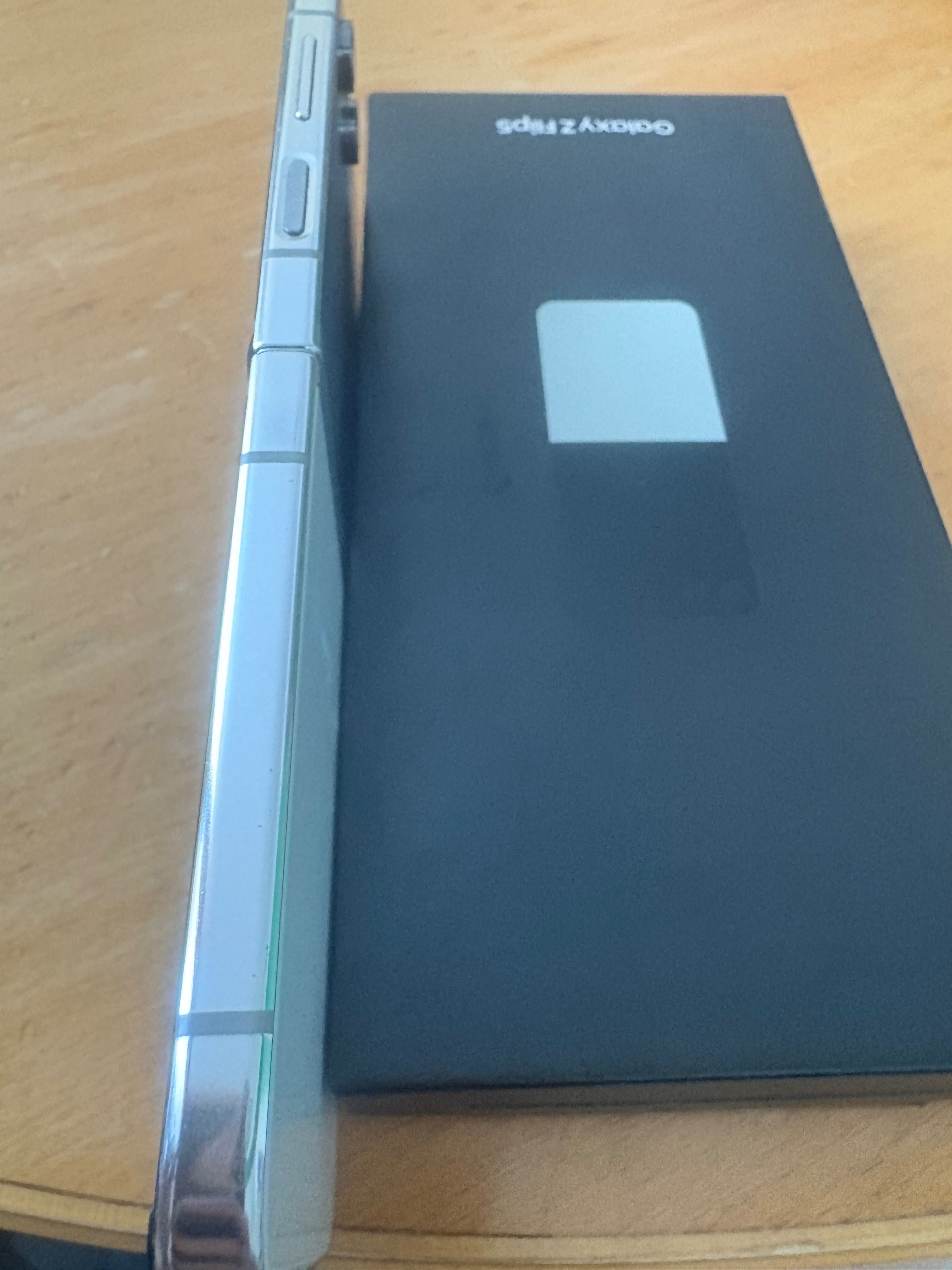 телефон-Galaxy Z Flip5