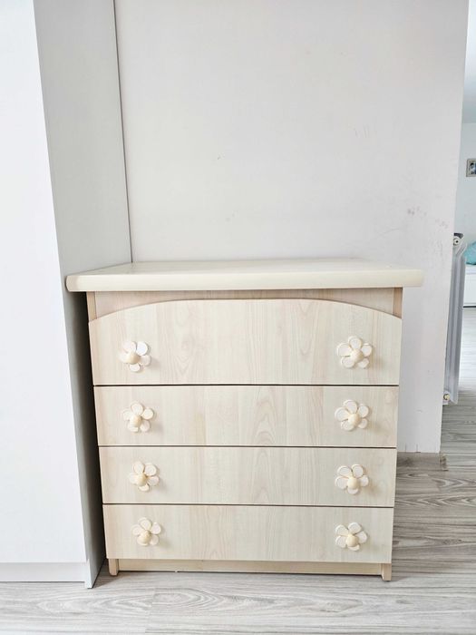 Бебешко легло+ матрак и скрин