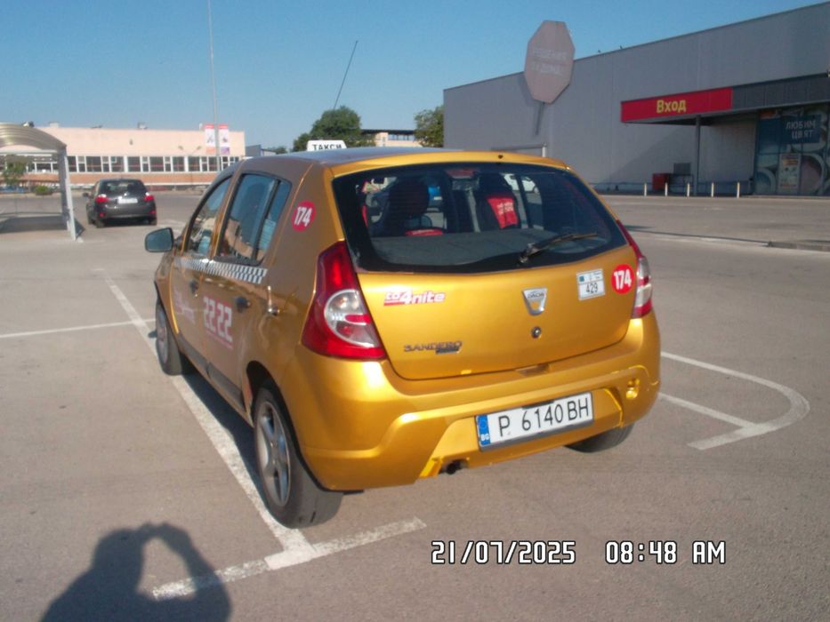 Продавам Дачия Сандеро